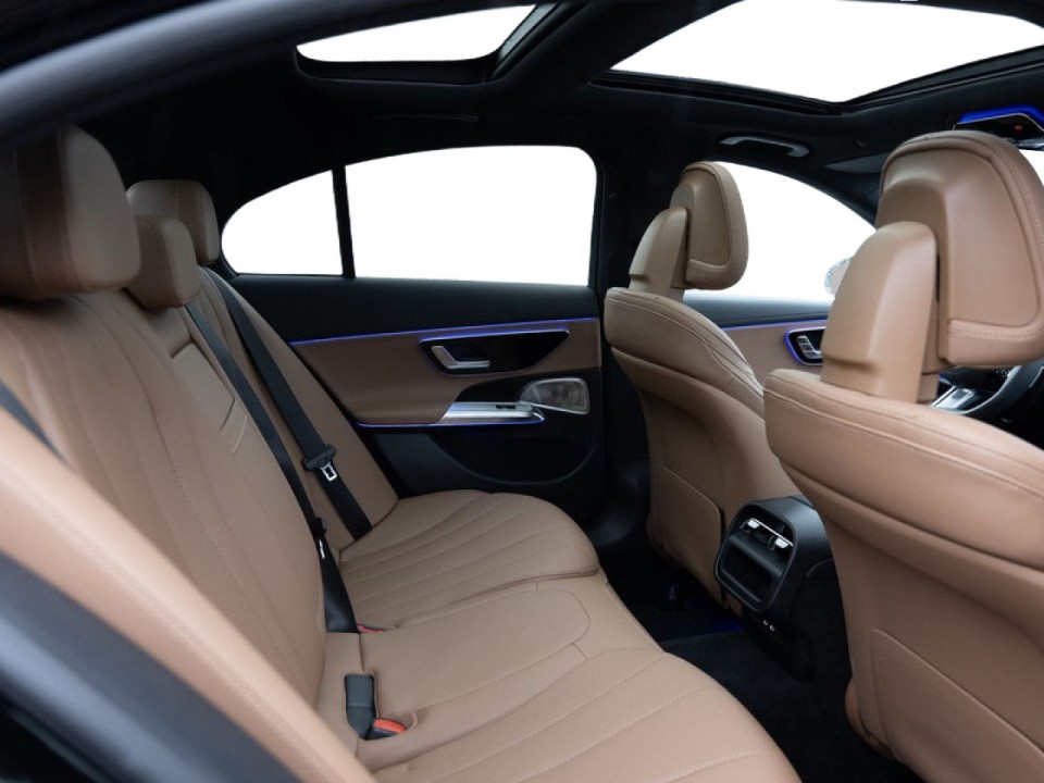 Mercedes-Benz E 200 4MATIC AMG Line - foto 24