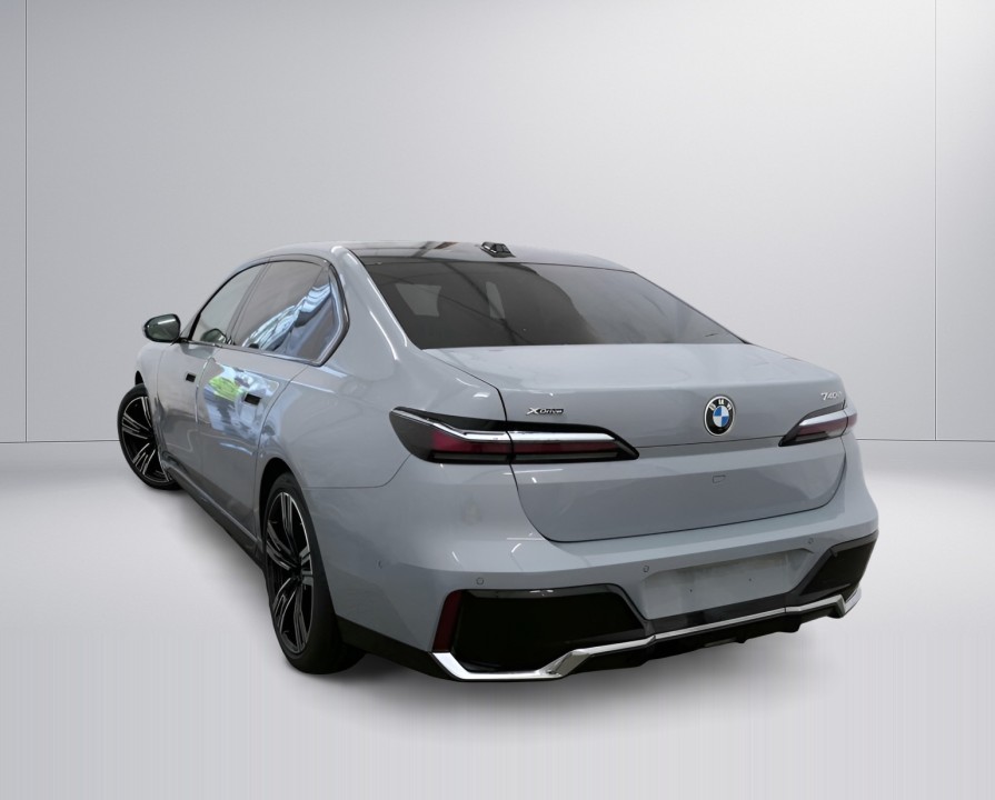 BMW Seria 7 740d xDrive M-Sport (2)