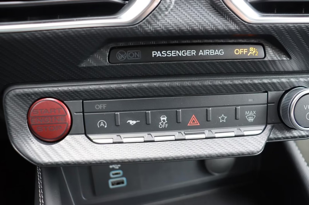 Ford Mustang V8 GT Fastback - foto 19