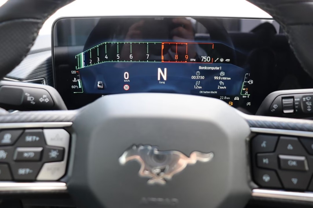 Ford Mustang V8 GT Fastback - foto 13