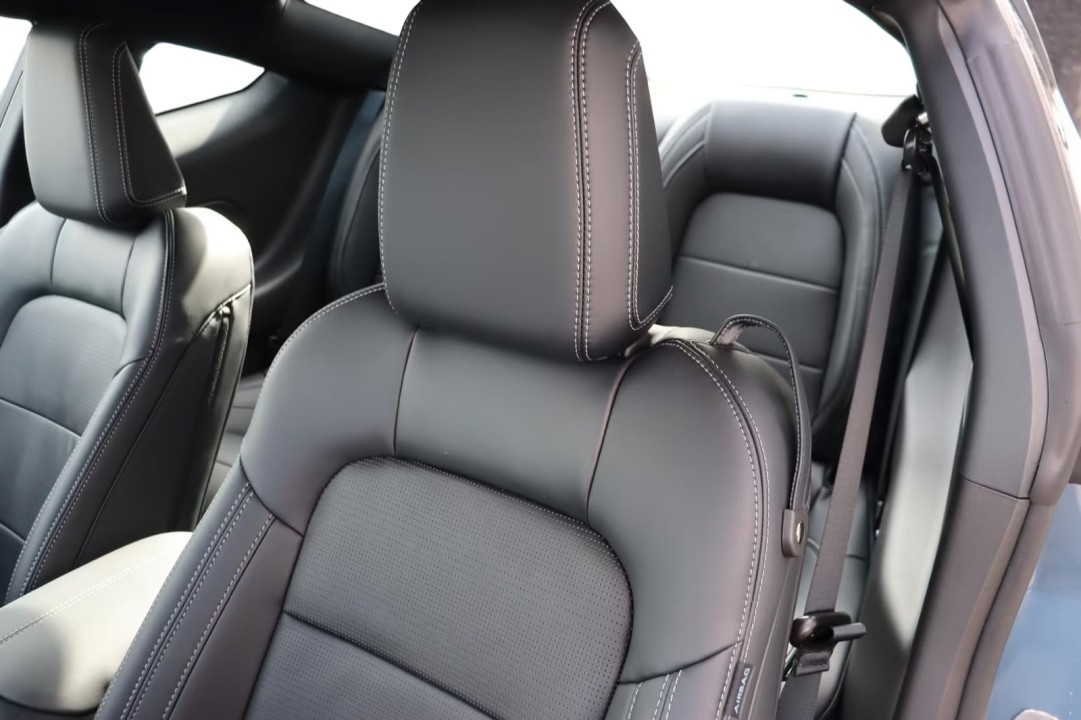 Ford Mustang V8 GT Fastback - foto 43