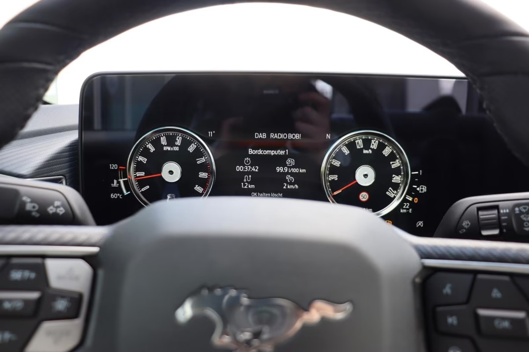 Ford Mustang V8 GT Fastback - foto 12