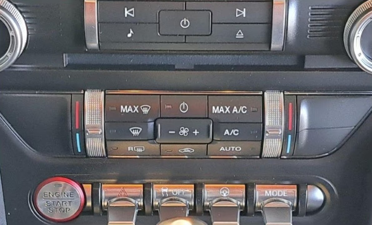 Ford Mustang Fastback - foto 11