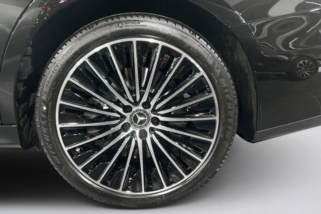 Mercedes-Benz E 300de 4MATIC AMG Line - foto 11