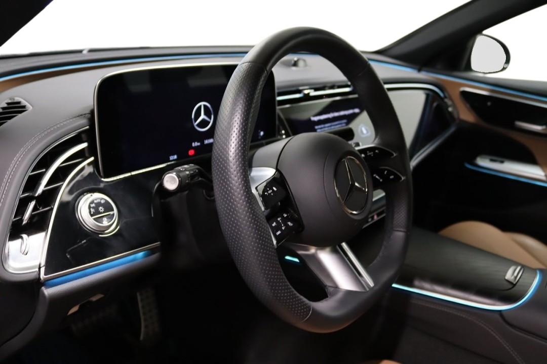 Mercedes-Benz E 300e 4MATIC AMG - foto 11