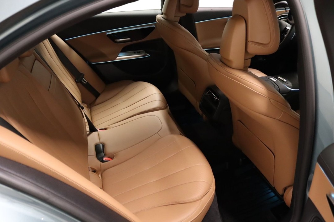 Mercedes-Benz E 300e 4MATIC AMG - foto 9