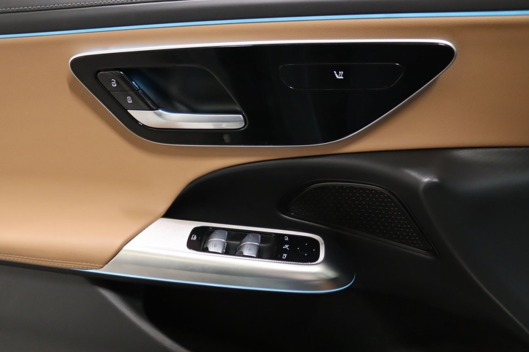 Mercedes-Benz E 300e 4MATIC AMG - foto 19