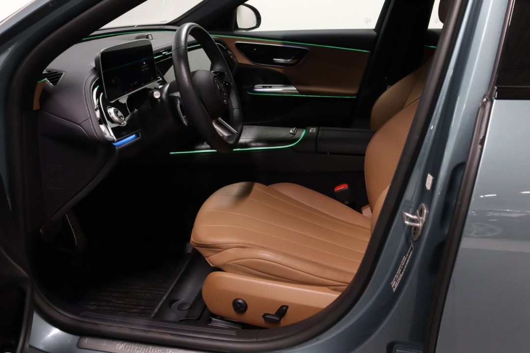 Mercedes-Benz E 300e 4MATIC AMG - foto 7