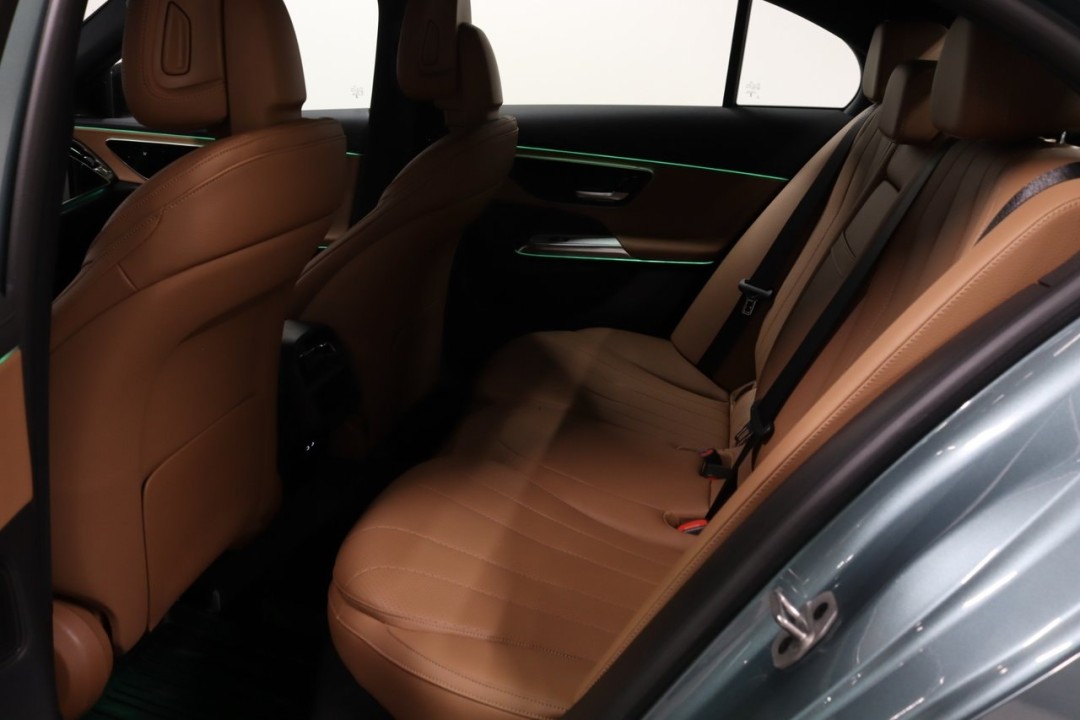 Mercedes-Benz E 300e 4MATIC AMG - foto 8