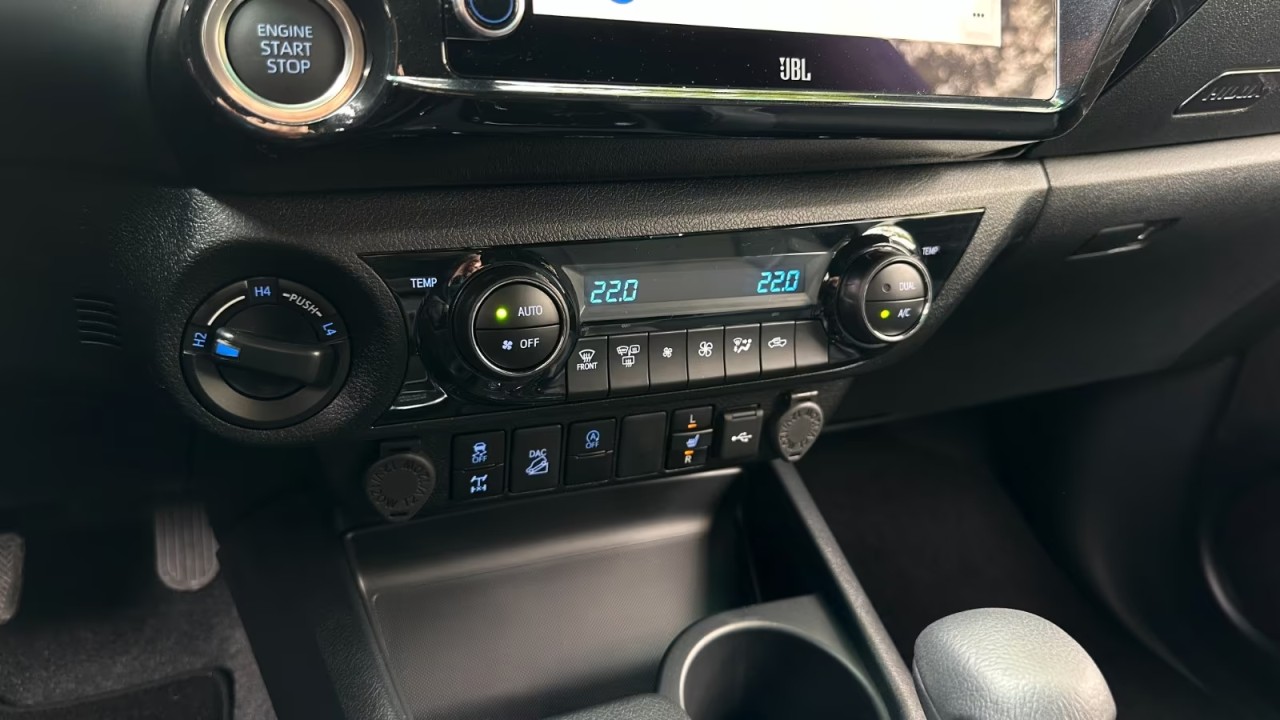 Toyota Hilux Invincible - foto 16