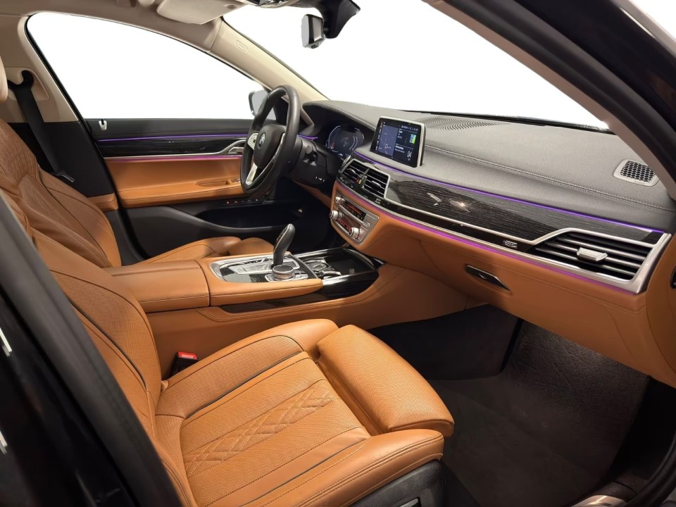 BMW Seria 7 xDrive740d - foto 10