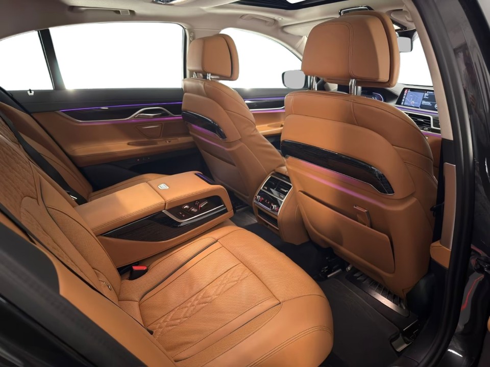 BMW Seria 7 xDrive740d - foto 19
