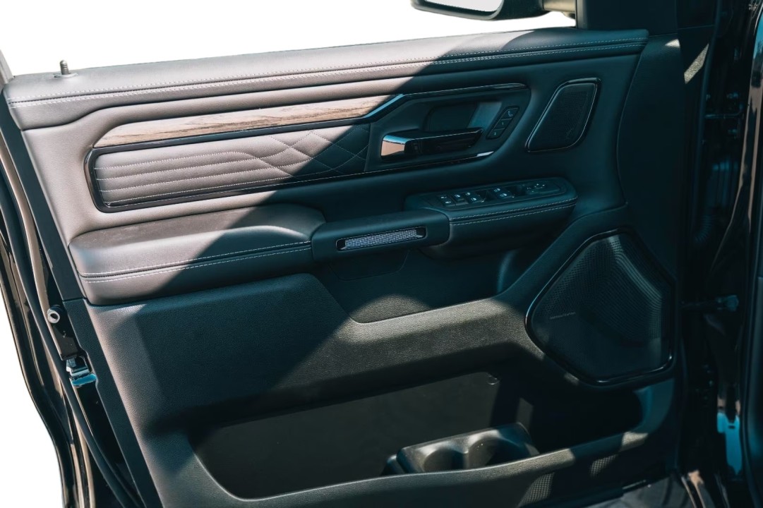 Dodge RAM 1500 Limited Night - foto 19