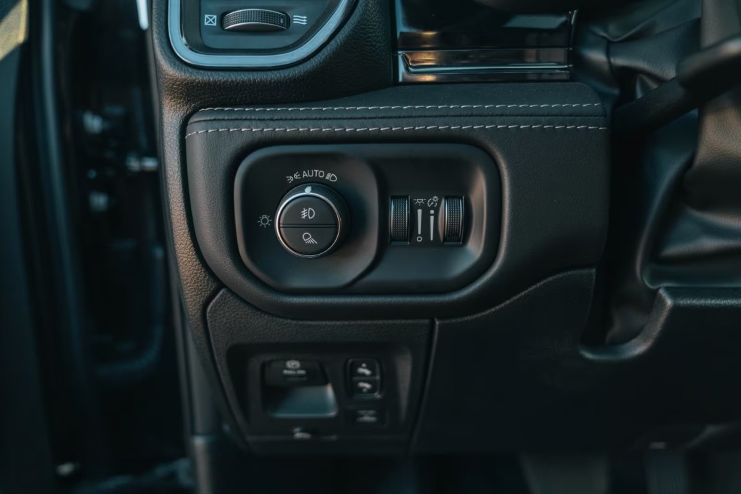 Dodge RAM 1500 Limited Night - foto 11