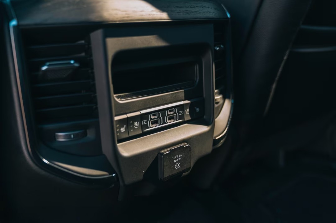 Dodge RAM 1500 Limited Night - foto 15