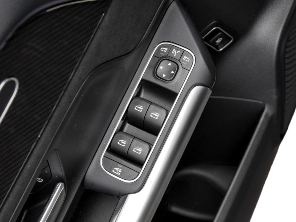 Mercedes-Benz GLA 200 AMG Line - foto 9