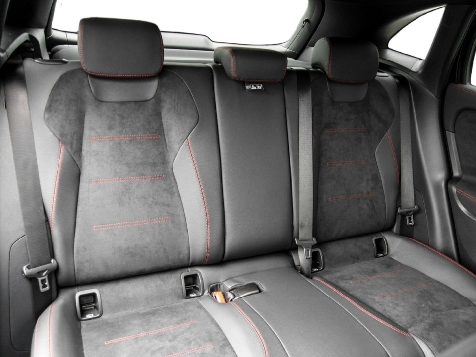 Mercedes-Benz GLA 200 AMG Line (5)