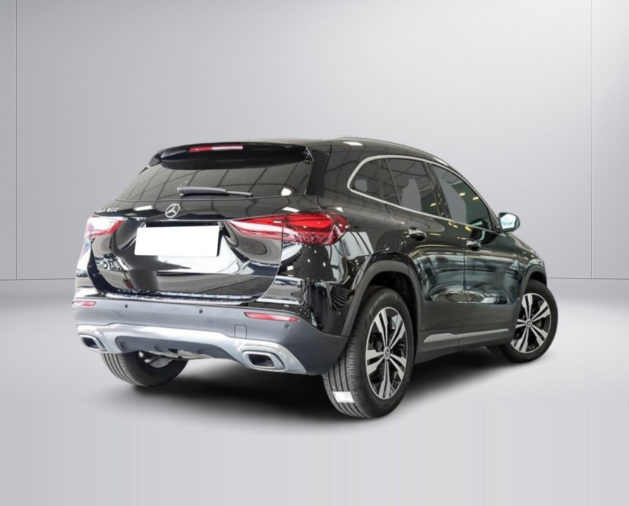 Mercedes-Benz GLA 200 (2)