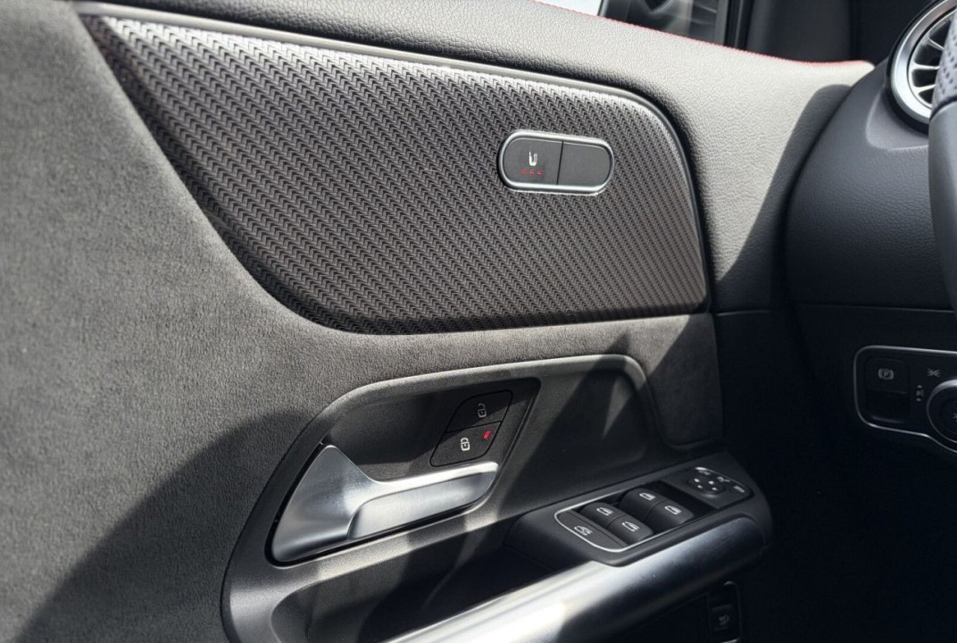 Mercedes-Benz GLA 200 AMG Line - foto 12