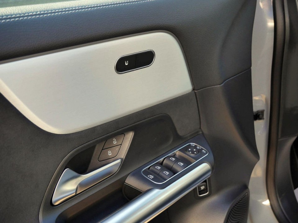 Mercedes-Benz GLA 180 - foto 12