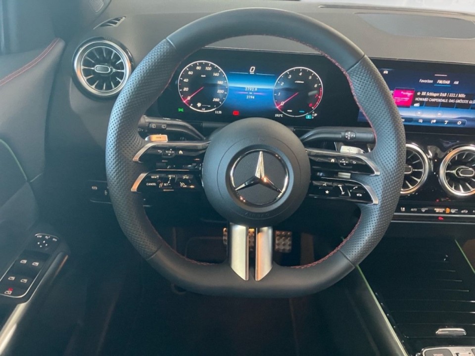 Mercedes-Benz GLA 200 AMG Line - foto 11