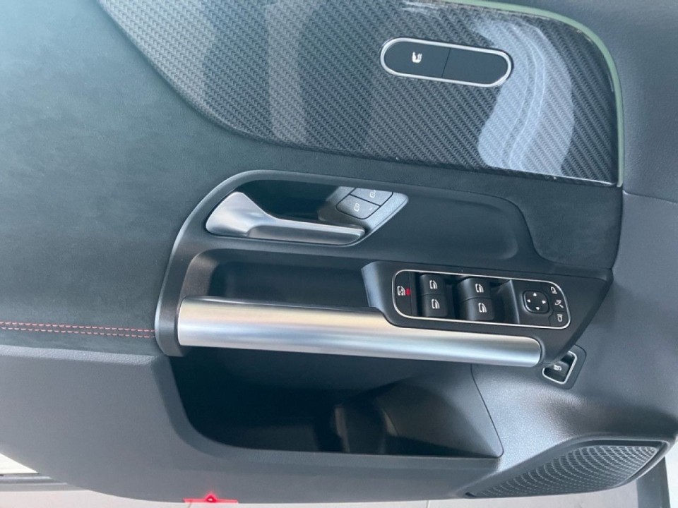 Mercedes-Benz GLA 200 AMG Line - foto 21