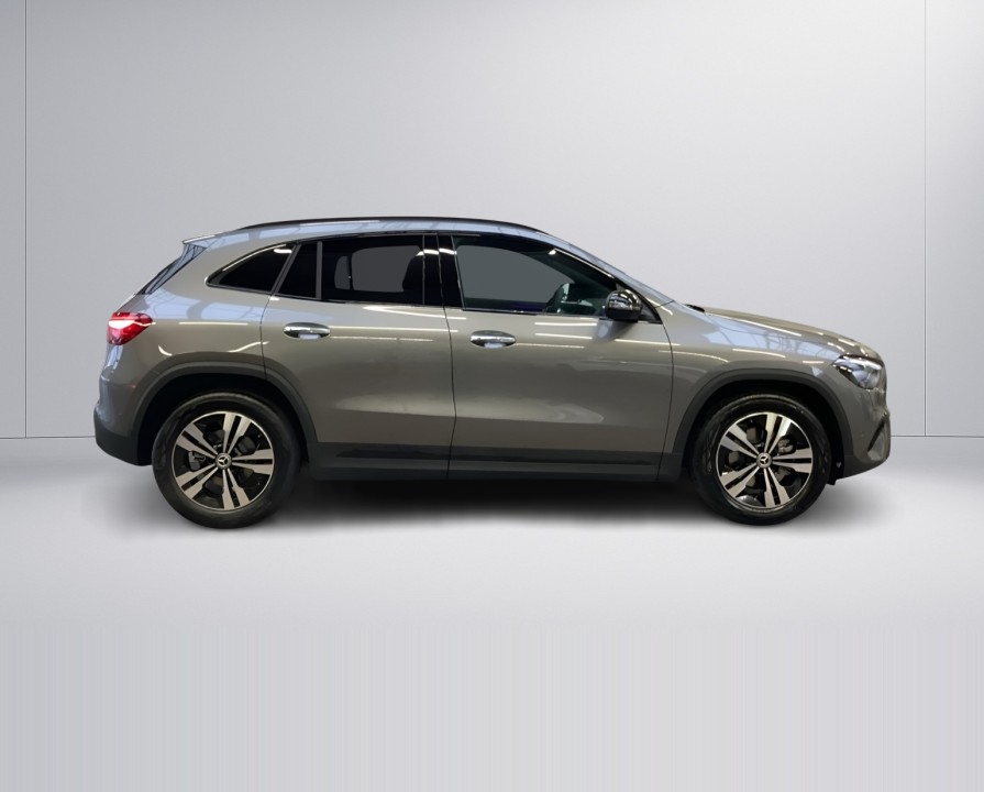 Mercedes-Benz GLA 200 (2)