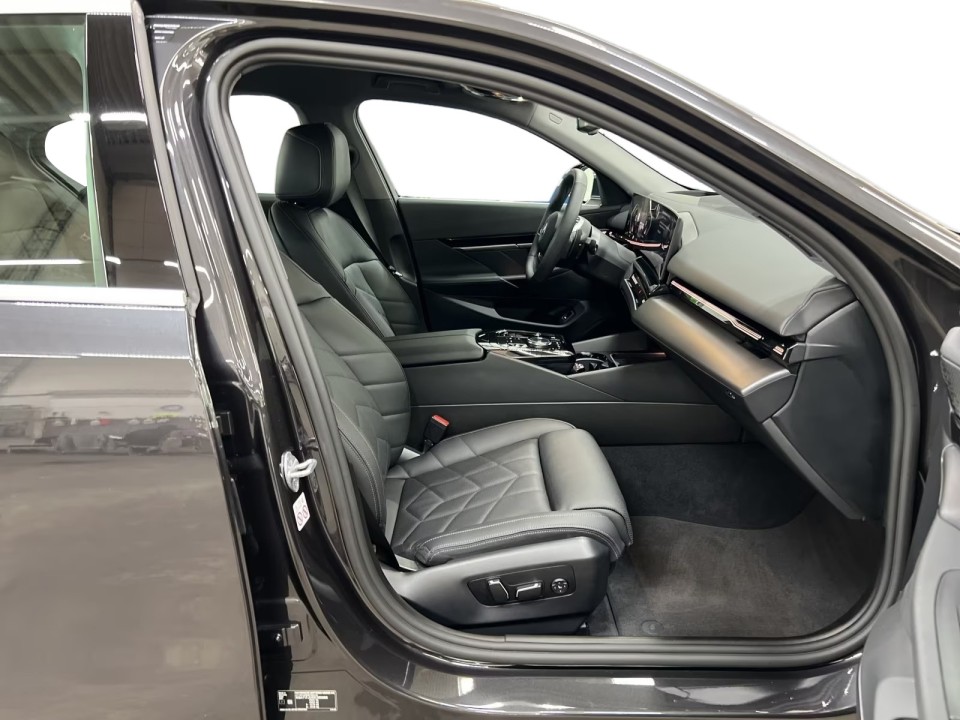 BMW Seria 5 530e - foto 6