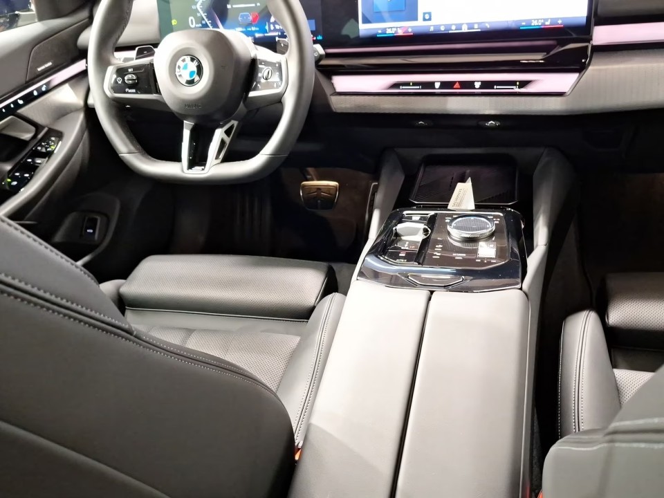 BMW Seria 5 520d M-Sport - foto 6
