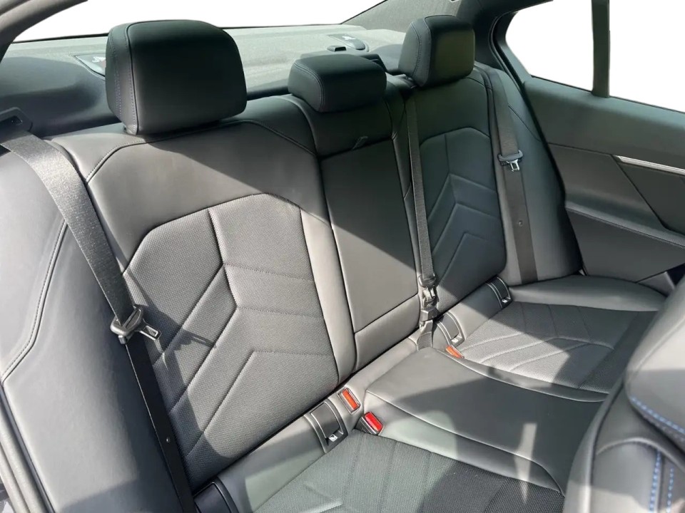 BMW Seria 5 530e - foto 12