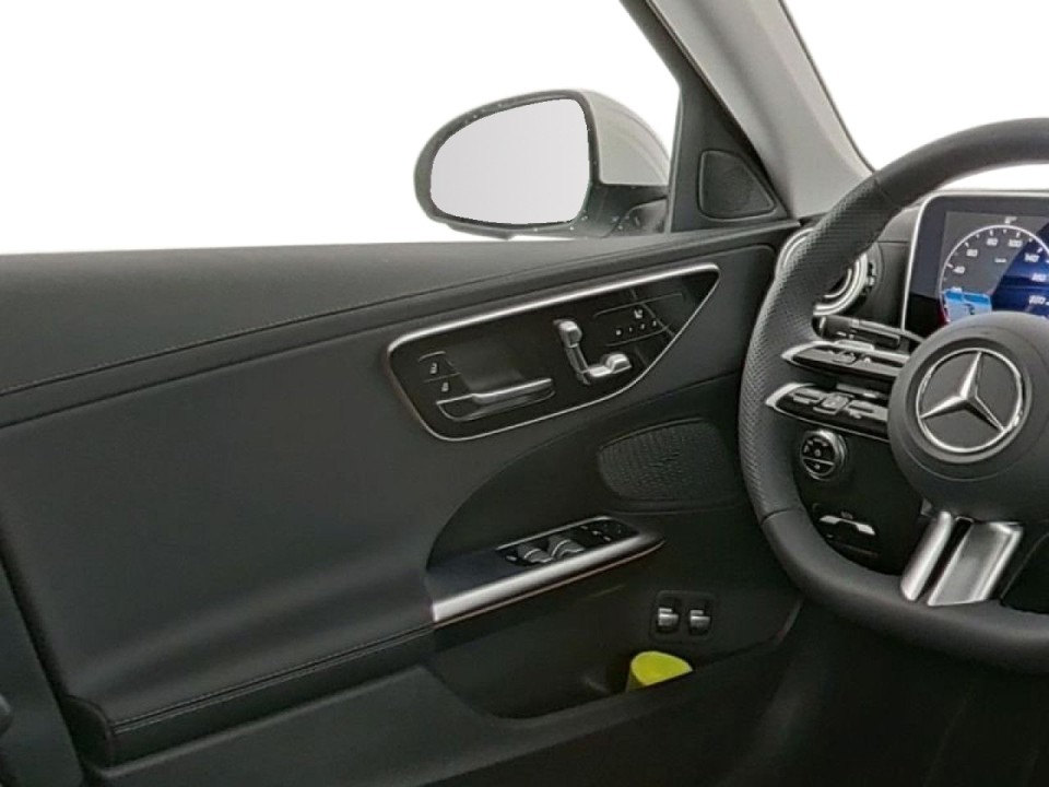 Mercedes-Benz C 300e - foto 11