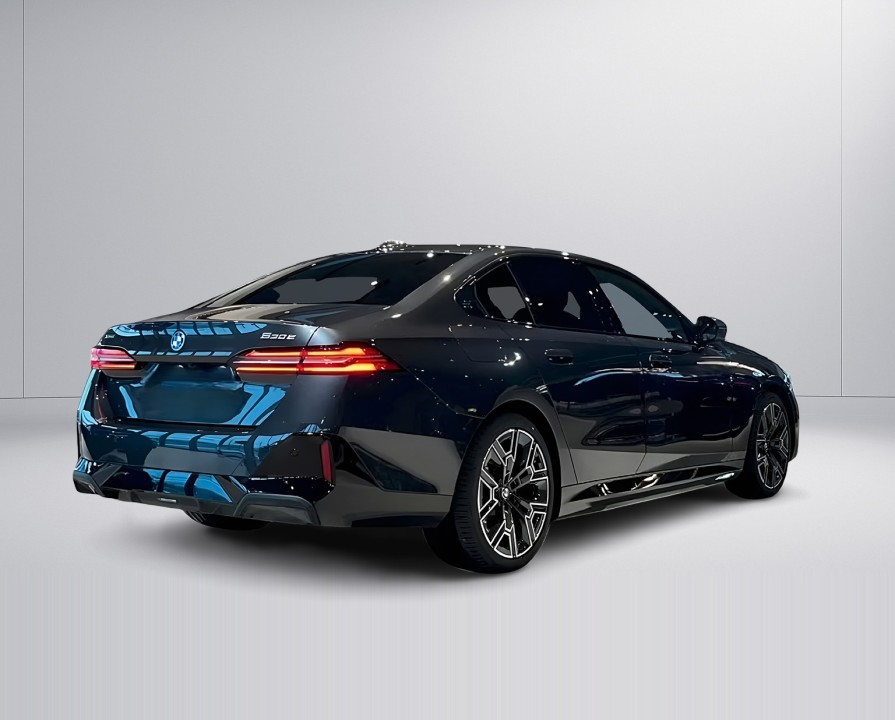BMW Seria 5 xDrive530e M-Sport (2)