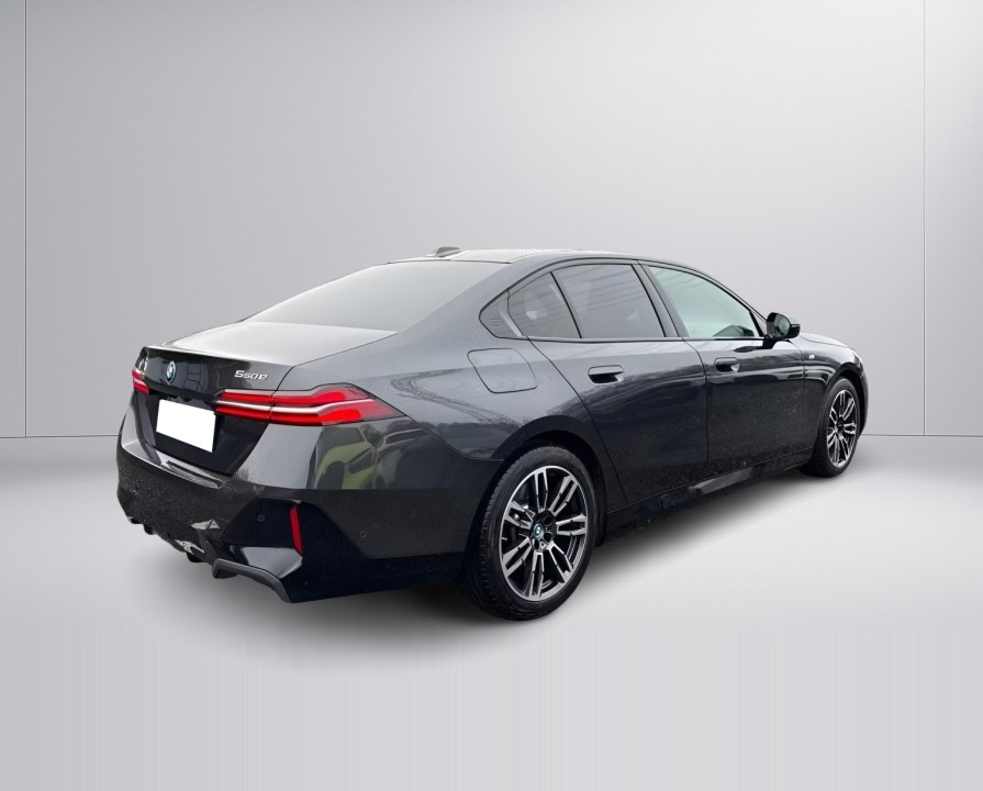 BMW Seria 5 xDrive550e M-Sport (2)