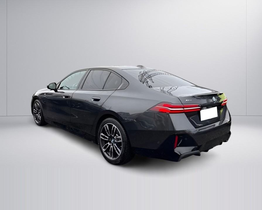 BMW Seria 5 xDrive550e M-Sport (3)
