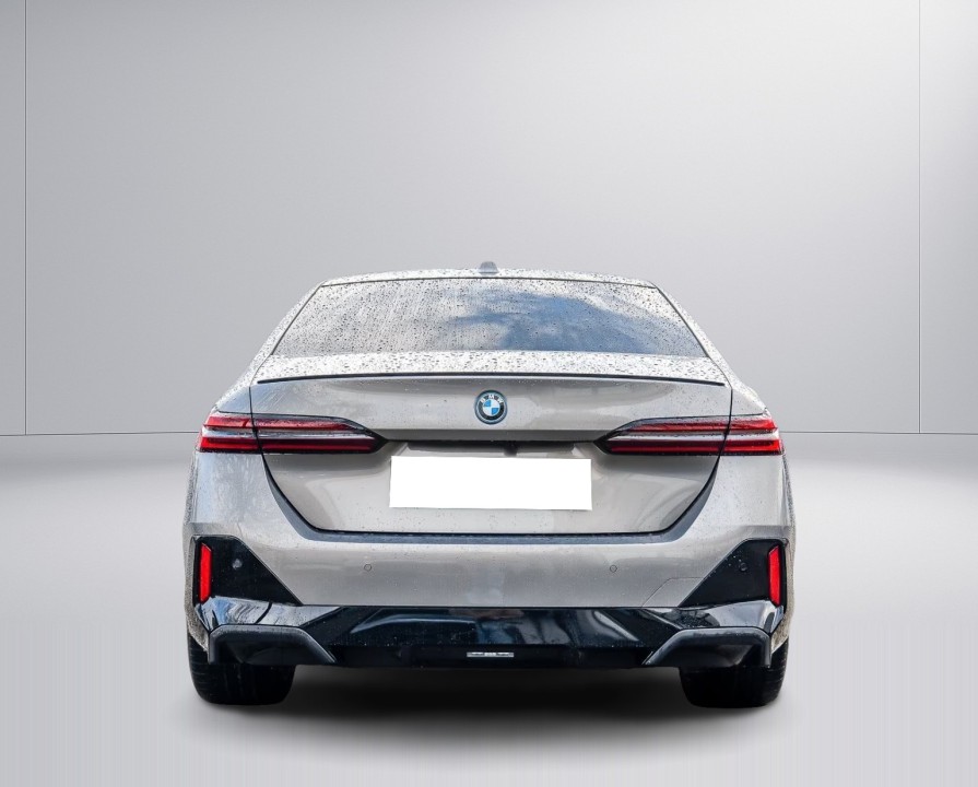 BMW Seria 5 xDrive550e M-Sport (4)