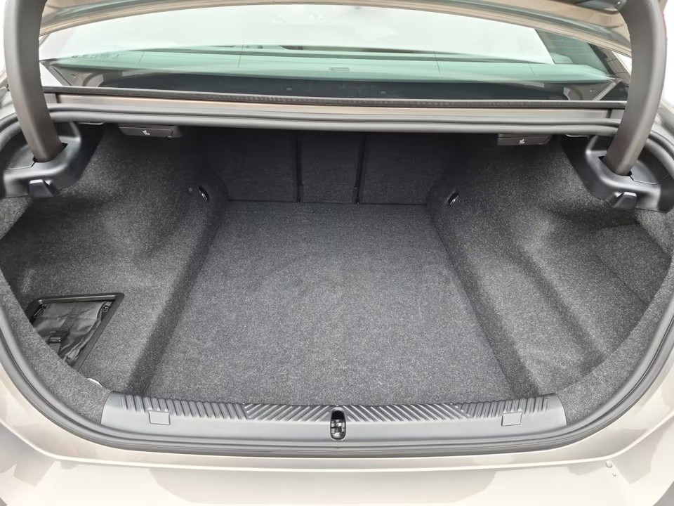 BMW Seria 5 xDrive550e - foto 14