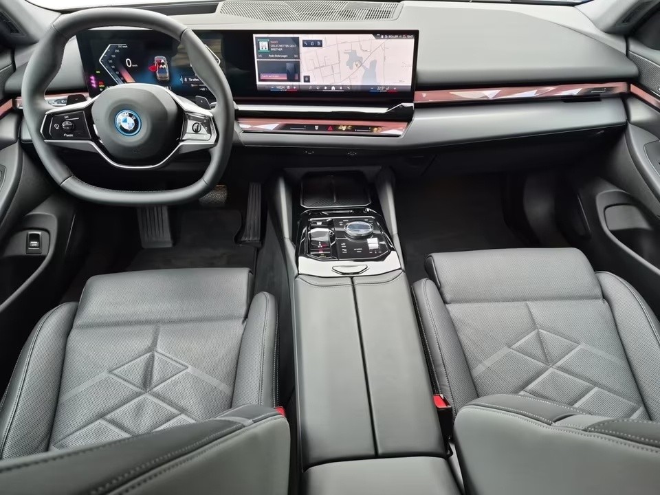 BMW Seria 5 xDrive550e - foto 9