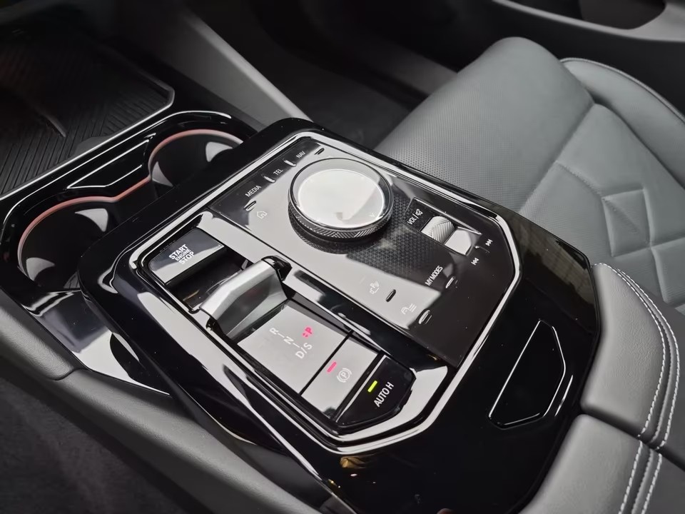 BMW Seria 5 xDrive550e - foto 11