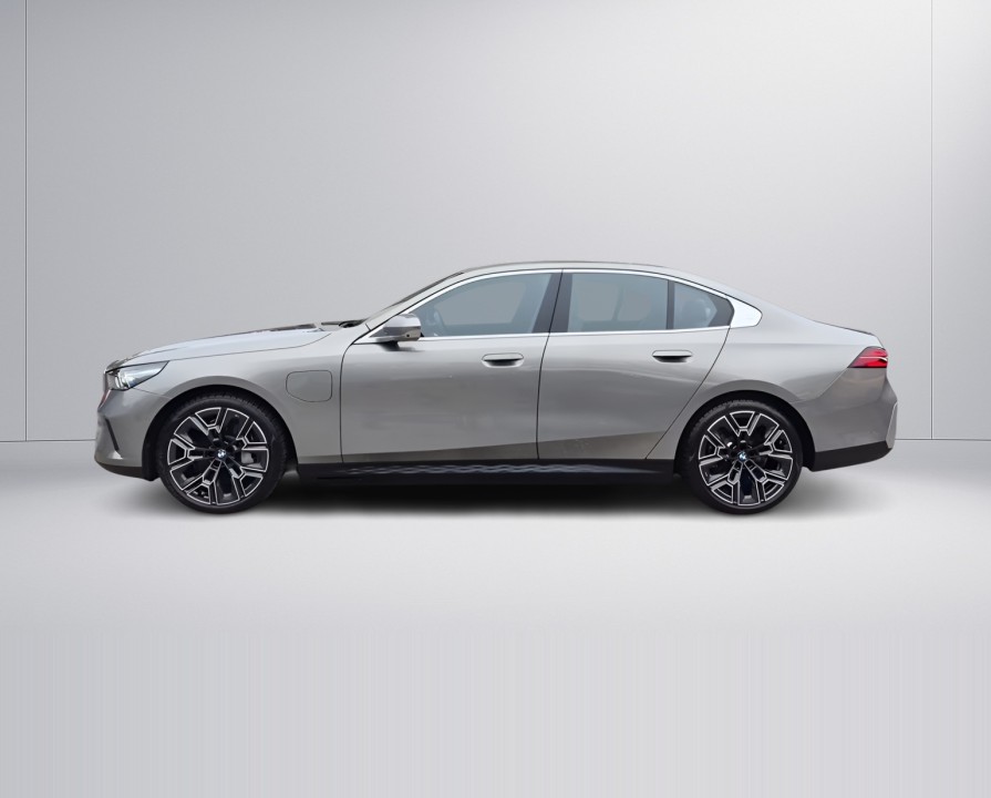 BMW Seria 5 xDrive550e (5)