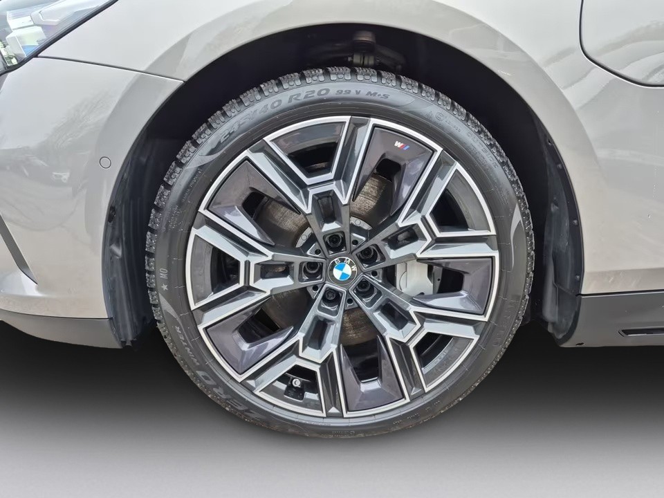 BMW Seria 5 xDrive550e - foto 15