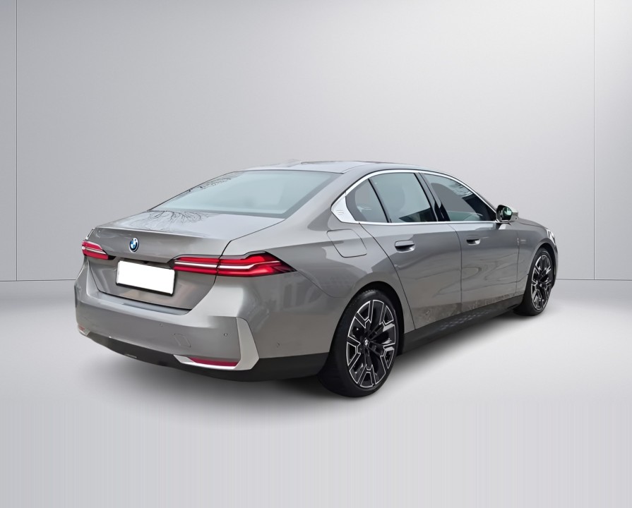 BMW Seria 5 xDrive550e (3)