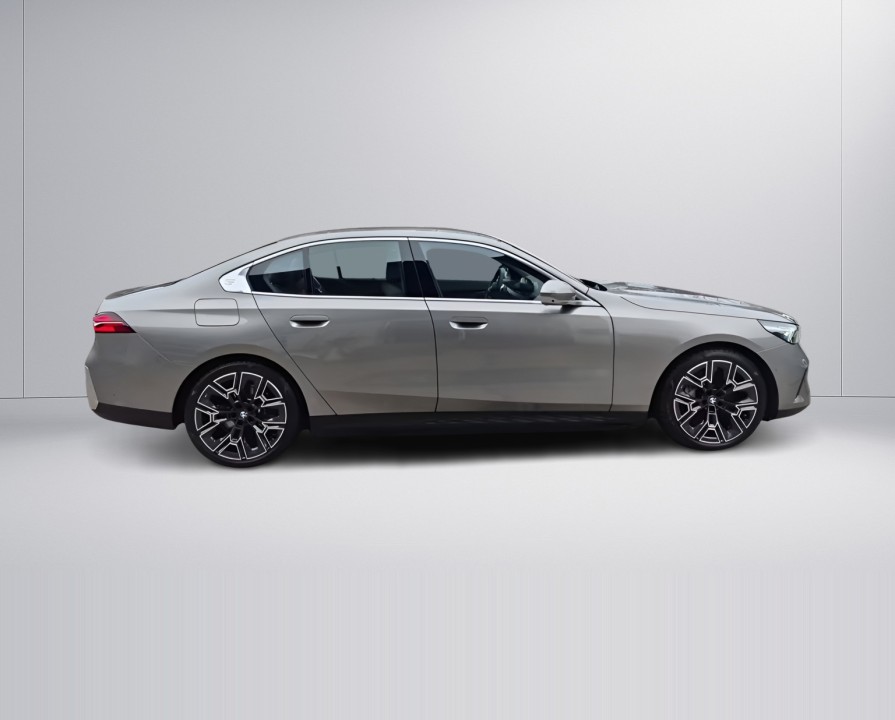BMW Seria 5 xDrive550e (2)