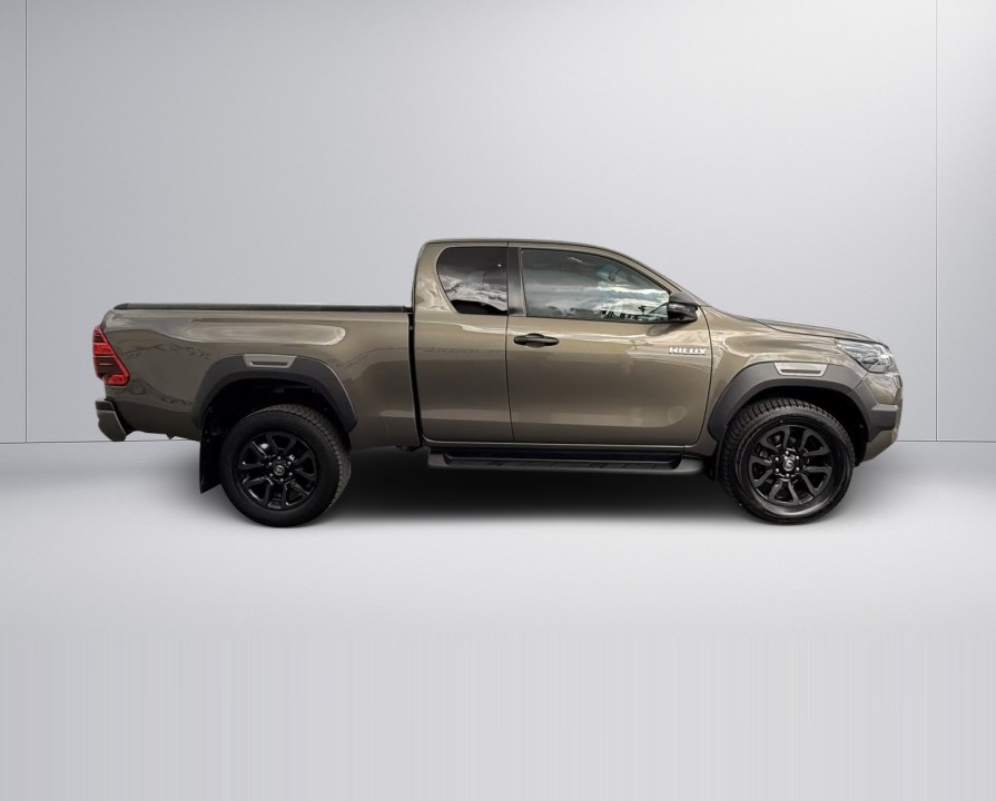 Toyota Hilux Invincible ExtraCab (2)