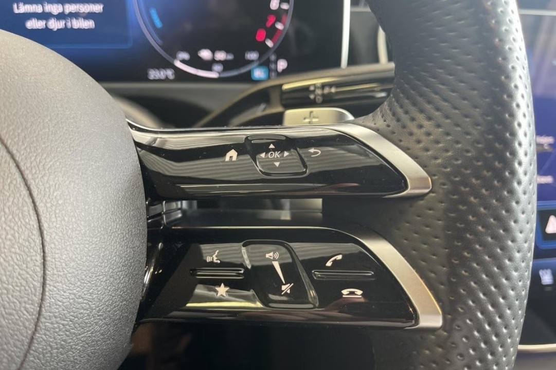 Mercedes-Benz E 300e 4MATIC AMG Line - foto 12