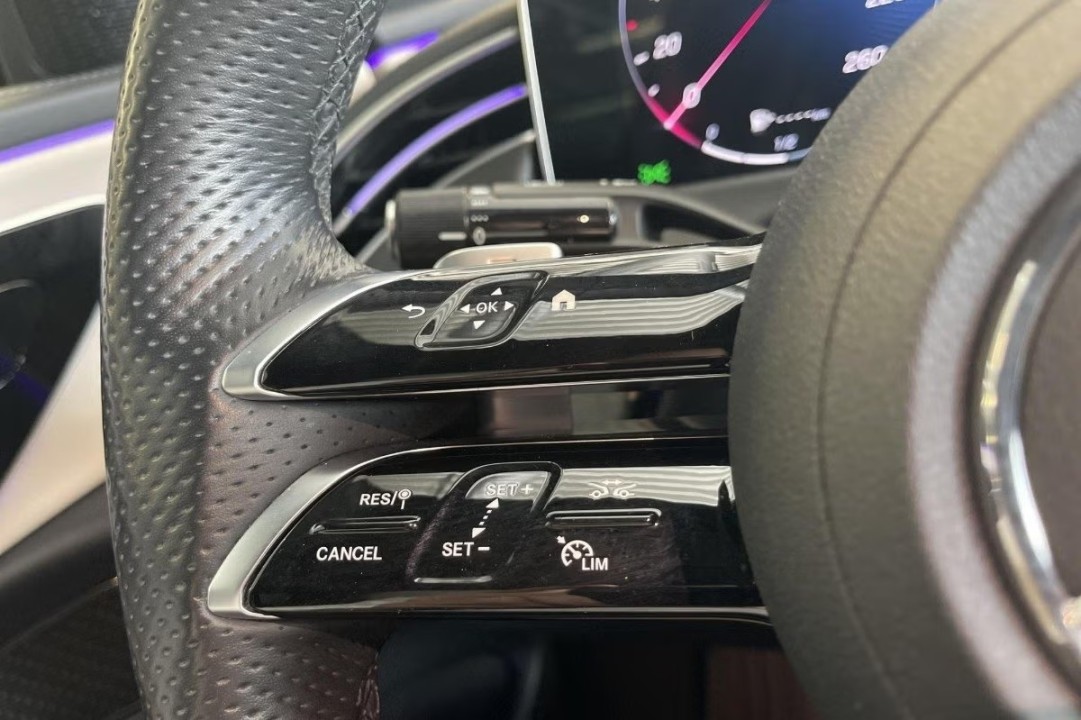 Mercedes-Benz E 300e 4MATIC AMG Line - foto 11
