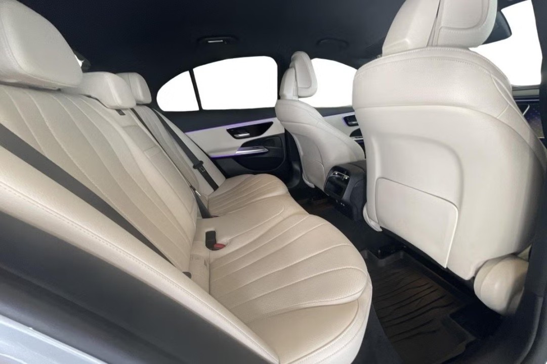 Mercedes-Benz E 300e 4MATIC AMG Line - foto 15