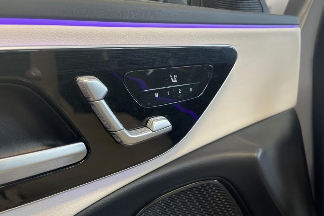 Mercedes-Benz E 300e 4MATIC AMG Line - foto 16