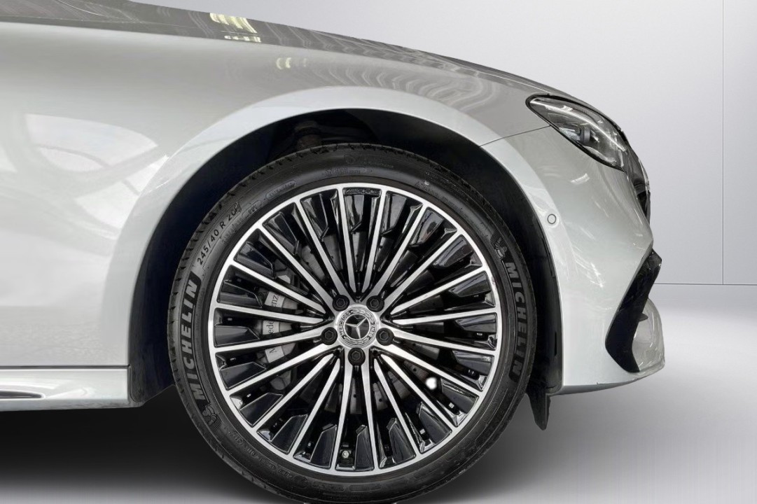 Mercedes-Benz E 300e 4MATIC AMG Line - foto 20