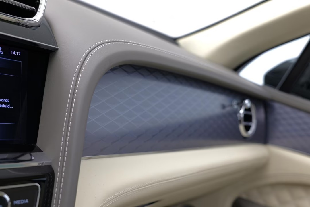 Bentley Bentayga V6 Hybrid - foto 34