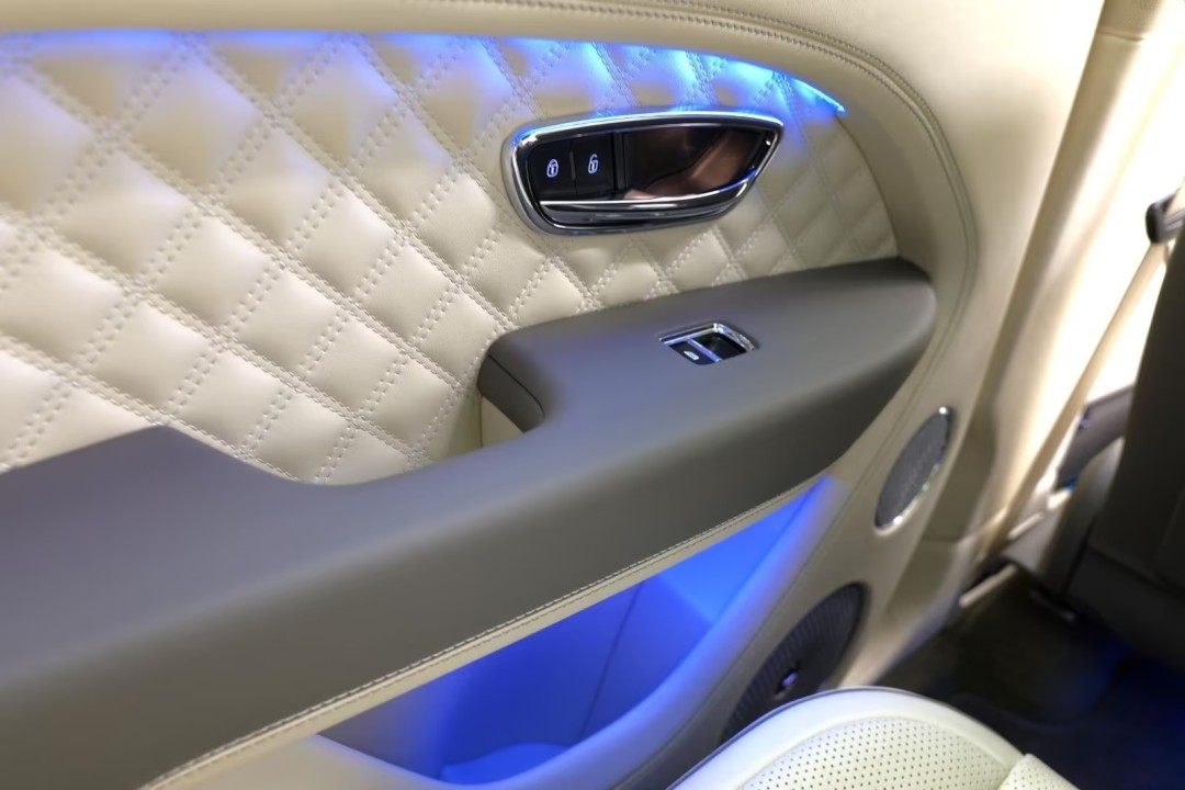 Bentley Bentayga V6 Hybrid - foto 40